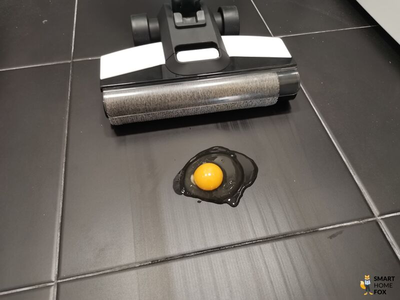 Deerma VX95W убирает разбитое яйцо в ванной комнате
